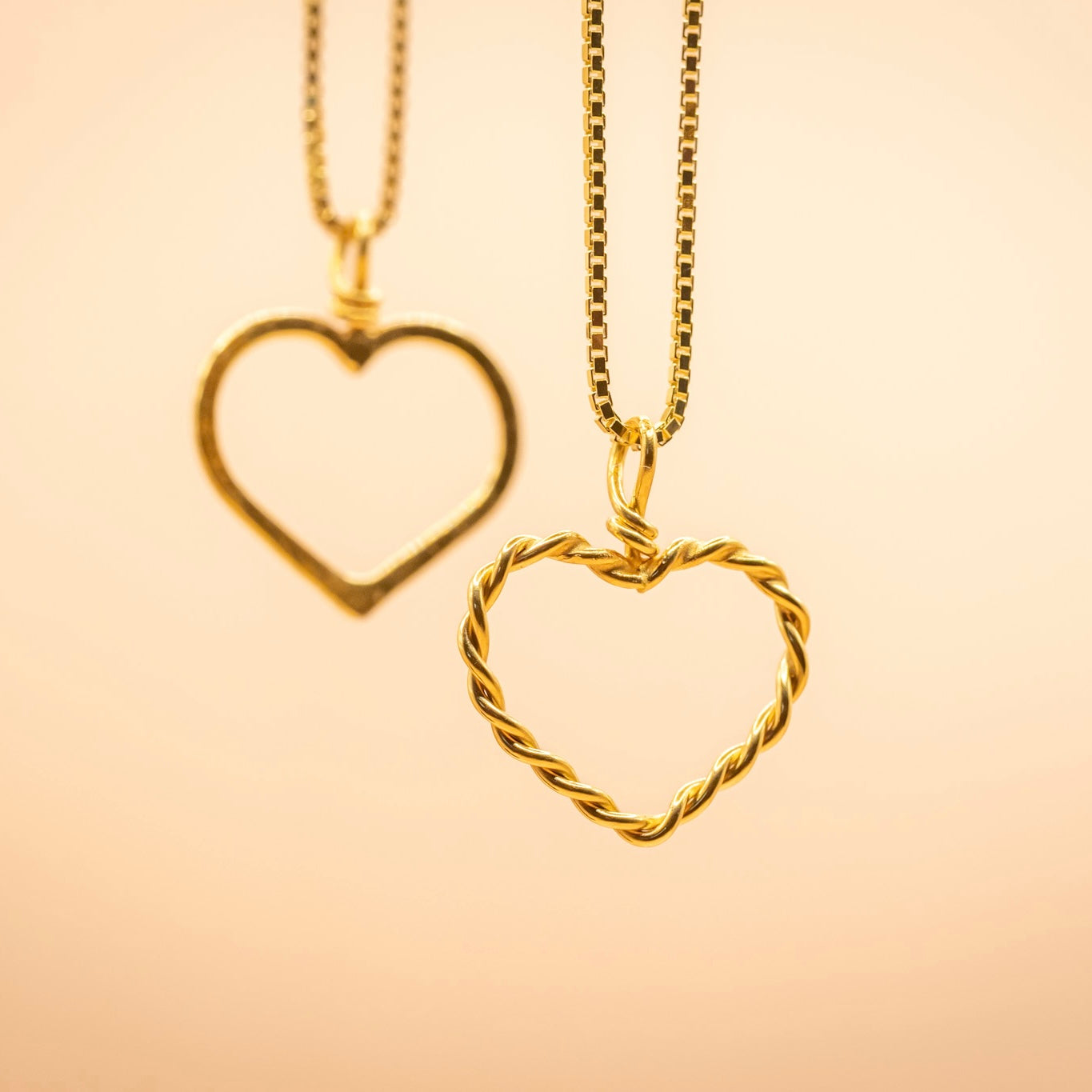 Forgylt hjerteanheng med tvunnet tråd