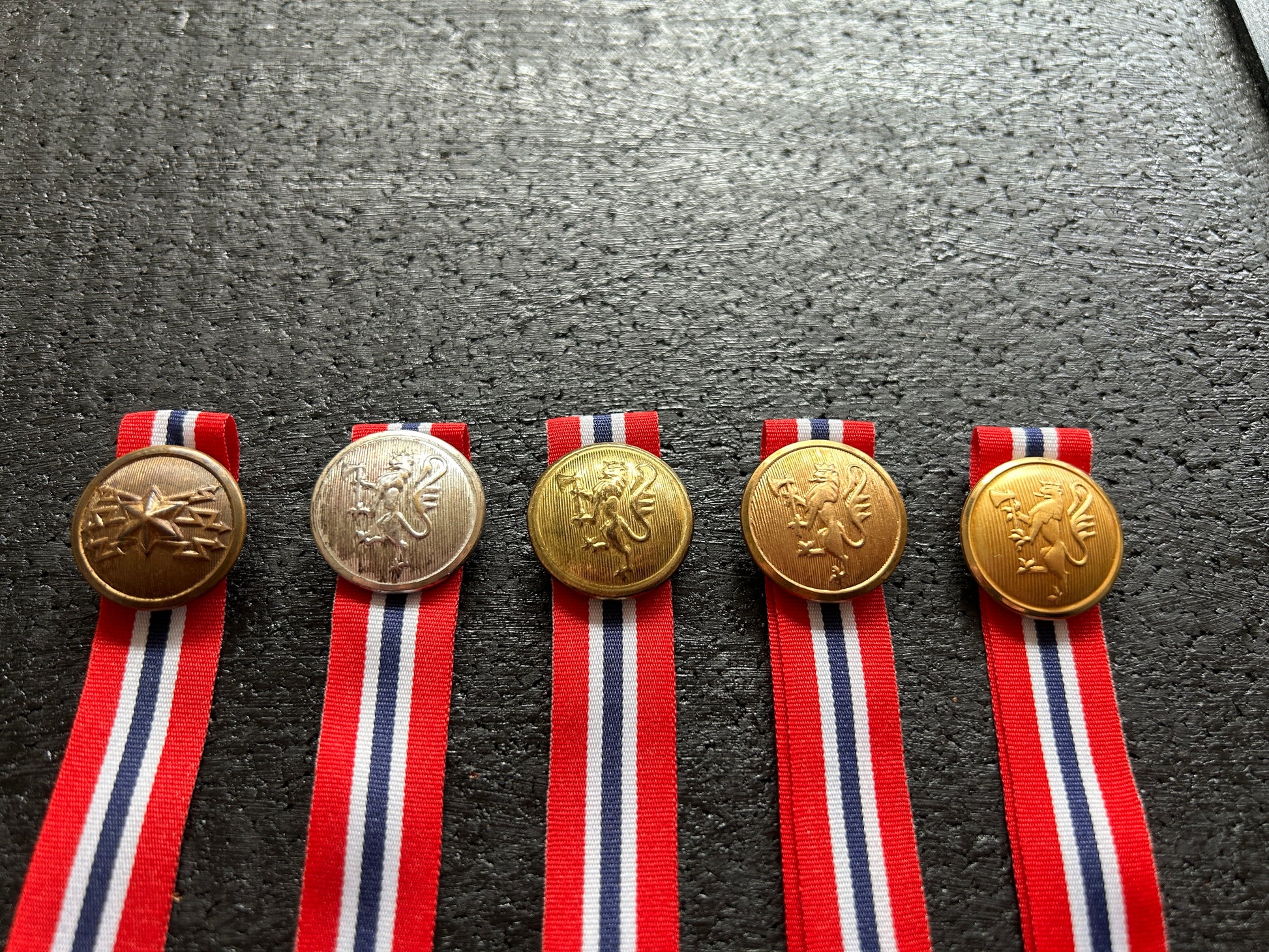 Nr 1; Messingfarget med stjerne
Nr 2; sølvfarget
Nr 3; messingfarget
Nr 4; gulfarget (varm gull farge)
Nr 5; gullfarget (gult gull farge)
