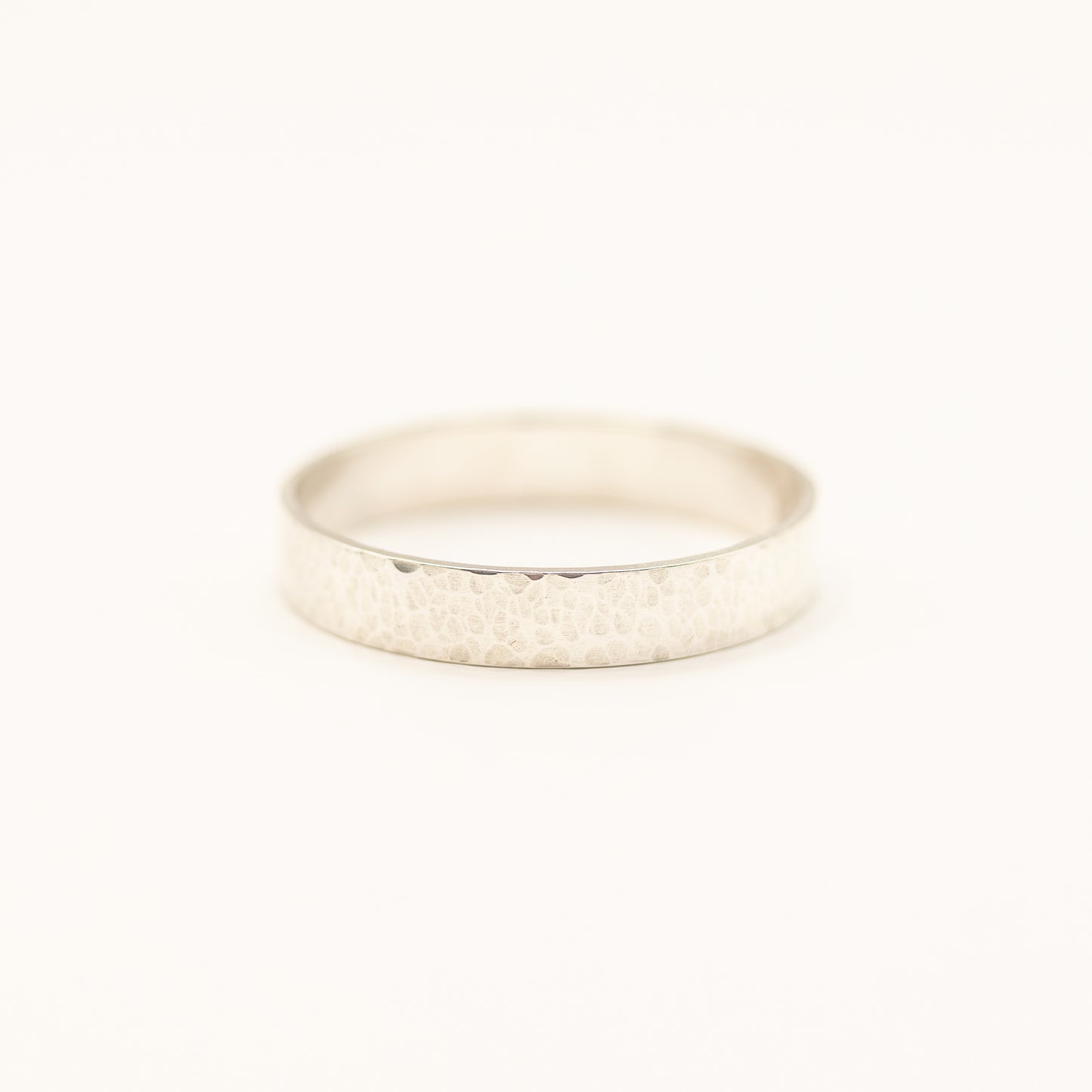 Ring - med smidd overflate