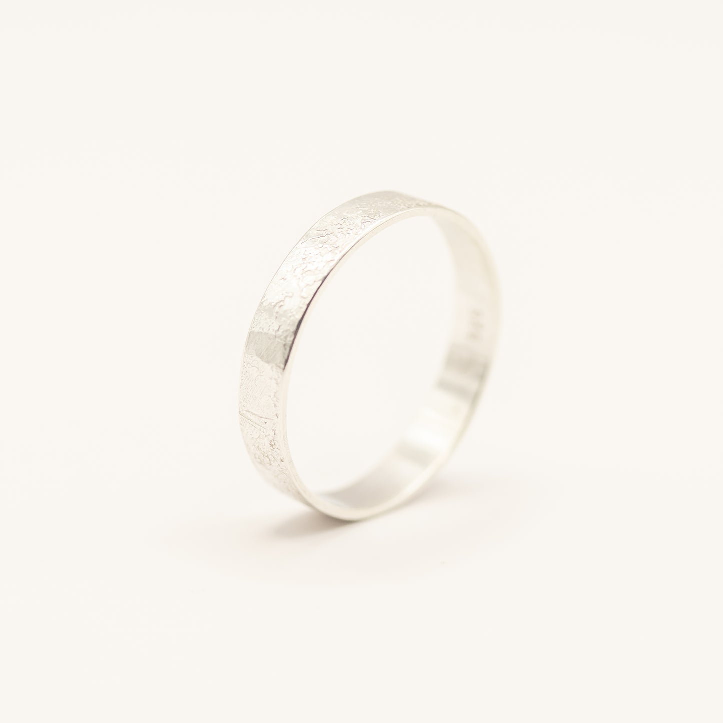 Ring - med overflate av sølvstøv