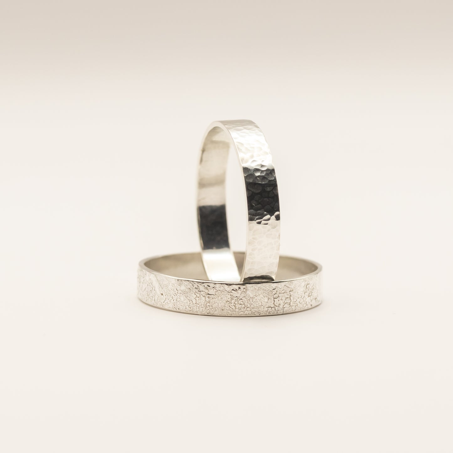Ring - med overflate av sølvstøv