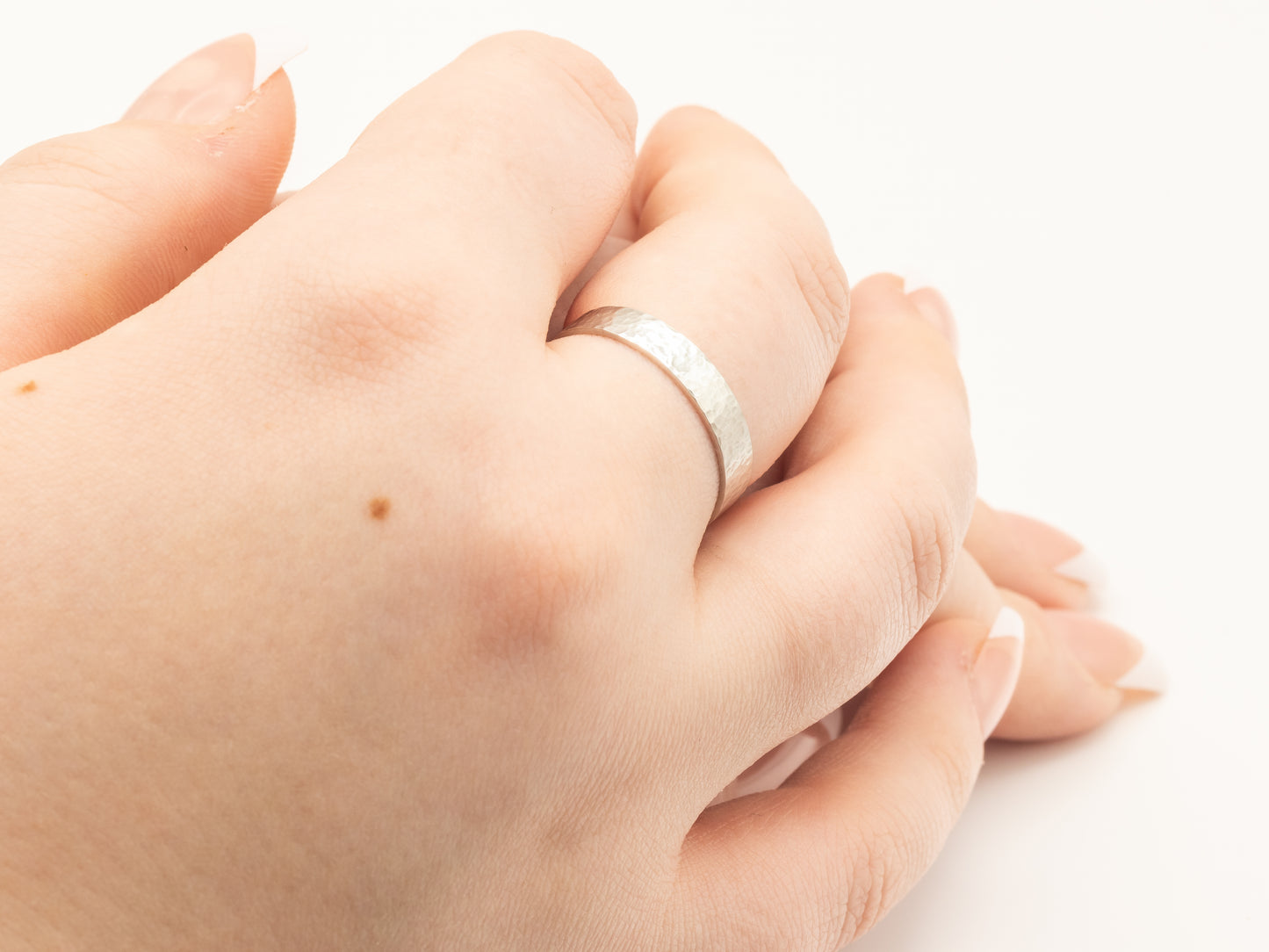 Ring - med smidd overflate